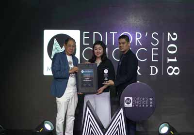Marketing Director Jet Commerce, Agustina Putri Wijaya menerima penghargaan Marketeers Editor