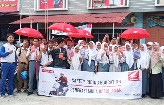 Edukasi Safety Riding PT CDN Riau bertemakan Generasi Muda #Cari_aman diikuti 70 siswa di SMK Migas Inovasi Riau (foto/ist)