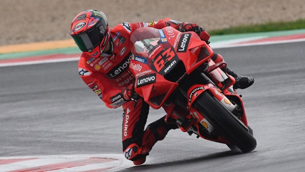 Francesco Bagnaia start terdepan di MotoGP Emilia Romagna 2021, sementara Fabio Quartararo akan start dari posisi ke-15