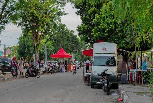 Sejumlah pedagang membuka lapak di kawasan dekat bundaran Tugu Keris, Jalan Diponegoro ujung. Foto: Riaupos
