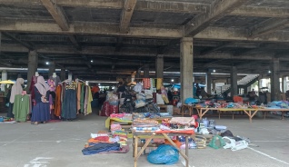 Pedagang Pasar Cik Puan berjualan di dekat bangunan yang terbengkalai (foto/rahmat)