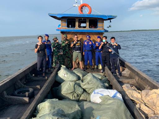 Tim Patroli Operasi Laut Khusus Perbatasan (Border Safe Guard) wilayah Riau berhasil melakukan penindakan penyelundupan pakaian bekas di Desa Melai, Kecamatan Rangsang Pesisir, Kepulauan Meranti