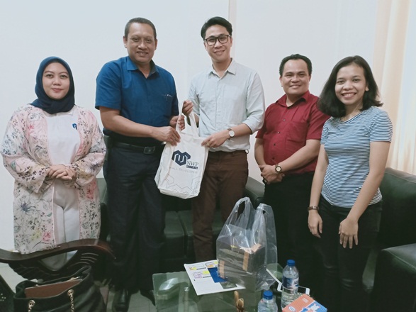 Indra Febriansyah, Creative Marketing Manager PT Nirvana Wastu Pratama menyerahkan cinderamata kepada Pimpinan Umum Metro Riau, H Maskur