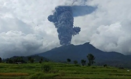 Gunung Marapi Sumbar erupsi, Minggu siang.(foto: antaranews.com)