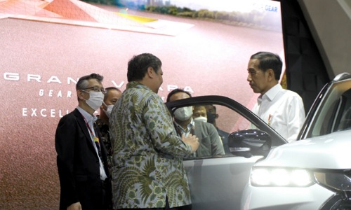 Presiden RI, Jokowi bersama Menko Perekonomian, Airlangga Hartarto saat mengunjungi booth Suzuki Indonesia di IIMS 2023.(foto: istimewa)