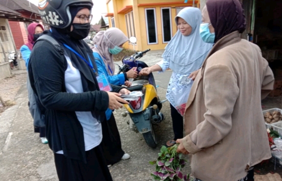 Pembagian masker dan handsanitizer di tempat-tempat keramaian di Desa Koto Taluk, Kecamatan Kuantan Tengah, Kabupaten Kuantan Singingi.