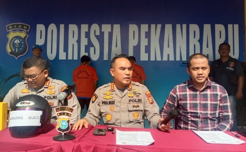 Kapolresta Pekanbaru, Kombes Pol Pria Budi saat ekspos residivis jambret dan penadah (foto/int)