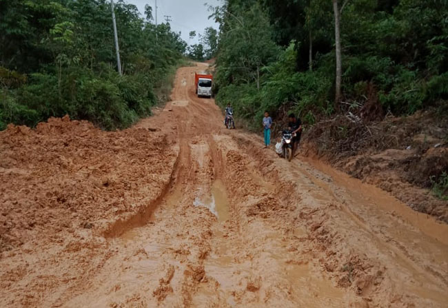  Inilah kondisi ruas jalan Provinsi Riau Lintas Rokan - Banjar Datar di Rokan IV Koto, Rohul, yang rusak parah berlumpur dan licin sehingga sulit dilalui.