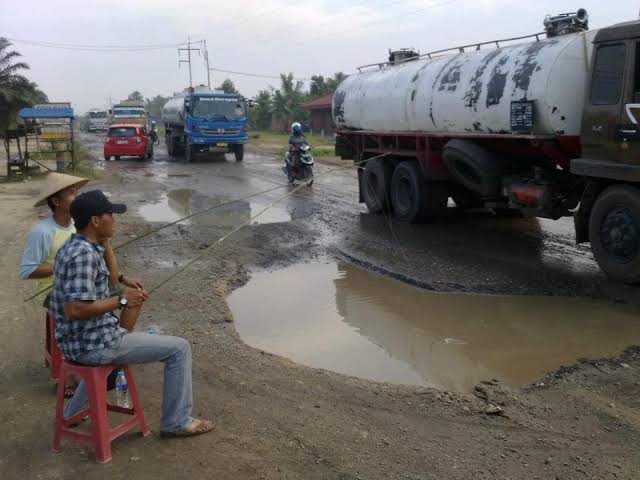 Jalan rusak di Riau.