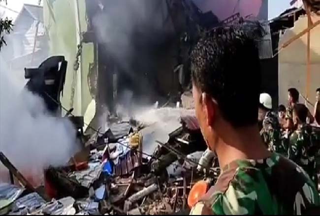 Pesawat TNI AU jatuh di pemukiman rumah warga di Kubang Jaya.