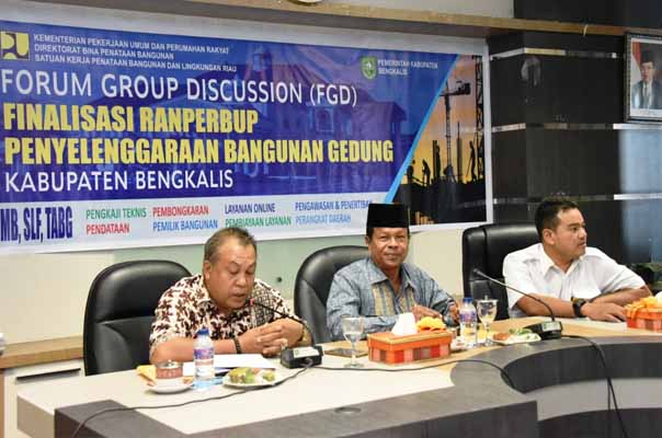 Staf Ahli Bidang Pemerintahan Hukum dan Politik H Haholongan saat memimpin rapat FGD Finalisasi Ranperbup Penyelenggaraan Bangunan Gedung.