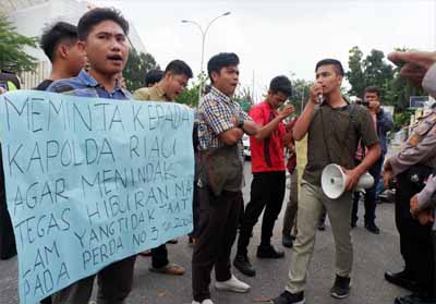 Demo Gerakan Mahasiswa Peduli Riau (GMPR) di kantor Mapolda Riau.