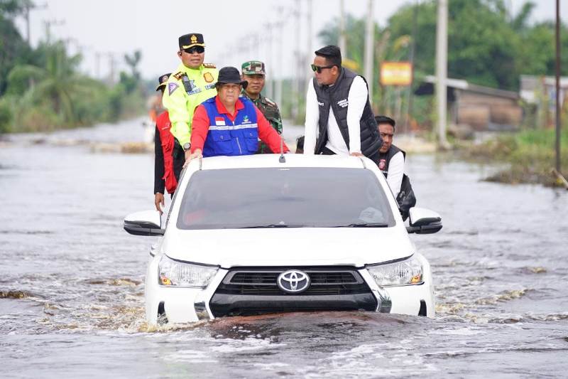Gubernur Riau, Edy Natar Nasution saat meninjau banjir di Jalintim KM 83 Pelalawan.(foto: int)