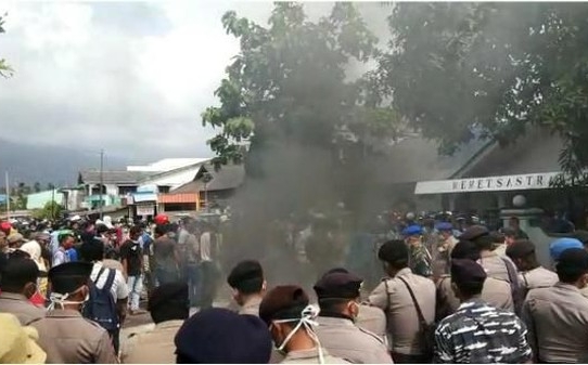  Warga Natuna membakar ban menolak kedatangan WNI dari Wuhan. FOTO: detik