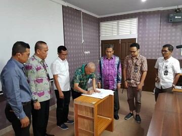 Dr. Eng. Muslim (tiga dari kanan) saat menyaksikan penandatanganan MoU oleh Dekan Fakultas Teknik UIR Ir. Abdul Kudus dengan PT. Sarana Pembangunan Riau.