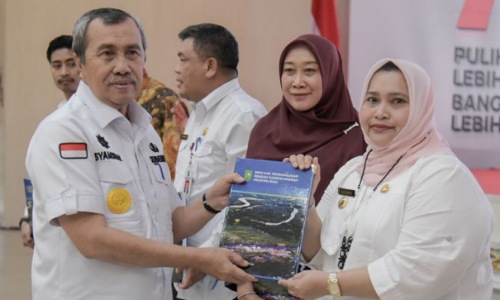 Gubernur Riau, Syamsuar bersama Bupati Bengkalis, Kasmarni.(foto: zulkarnaen/halloriau.com)