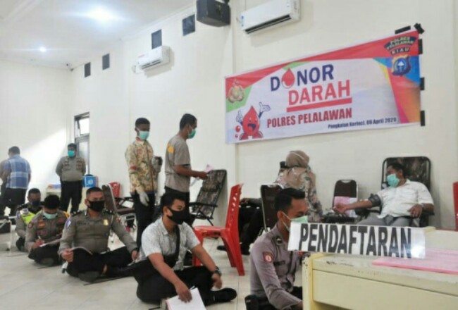Personel Polres Pelalawan menggelar aksi donor darah untuk PMI.