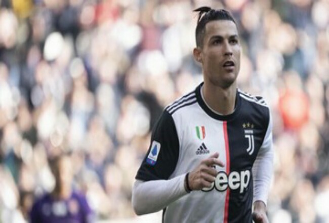 Ronaldo mencetak gol ke gawang AC Milan.