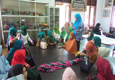 Kunjungan Dekranas Kampar berkunjung ke Rumah Batik Andalan binaa Community Development RAPP di Pangkalan Kerinci, Pelalawan.