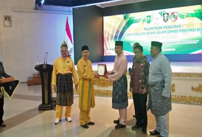 Gubernur Riau Syamsuar saat menghadiri pelantikan pengurus DMDI Riau.