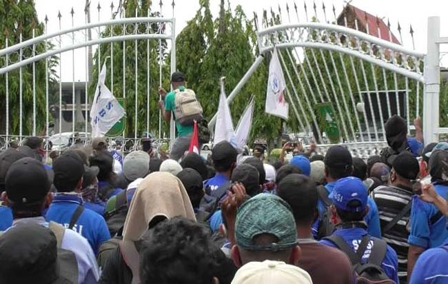 Gerbang kantor Gubenur Riau roboh didorong massa saat demo, Kamis (22/10/2020).