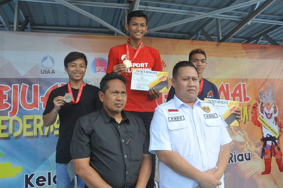 Kadisporapar Inhu Drs Armasyah secara resmi menutup Kejuaraan Nasional (Kejurnas) Panjat Tebing Kelompok Umur XIII Tahun 2018 di Kabupaten Indragiri Hulu (Inhu).