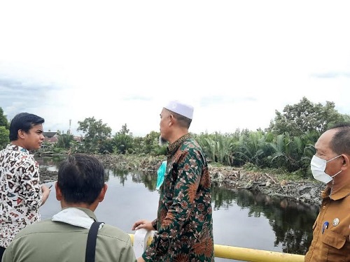 Walikota Dumai Paisal meninjau normalisasi Sungai Dumai sepanjang 10 Kilometer.
