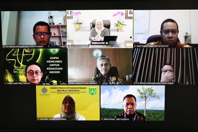 Menteri Ketenagakerjaan Ida Fauziyah (tengah atas) menerima audiensi pengurus Gabungan Pengusaha Kelapa Sawit Indonesia (GAPKI) secara virtual, Selasa (15/6/2021).(DOK. Humas Kemenaker)