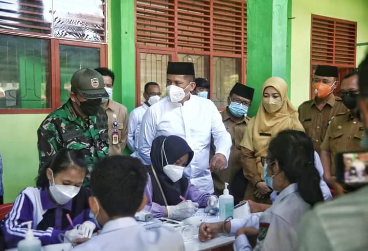 Bupati Kepulauan Meranti H Muhammad Adil meninjau vaksinasi beberapa waktu lalu