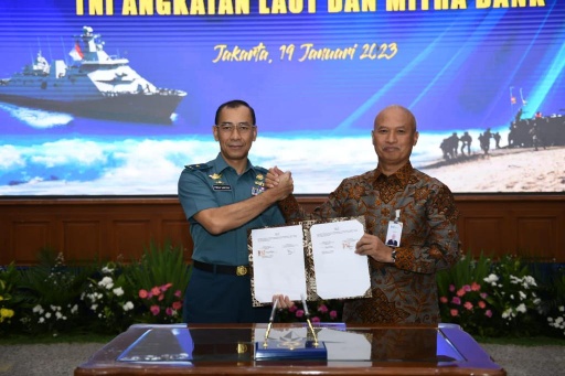 Direktur Retail Banking BSI Ngatari dan Kadiskual Laksamana Pertama TNI Poedji Santoso teken kerja sama (foto/ist)