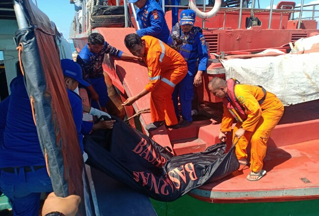 Proses evakuasi korban kapal tenggelam yang ditemukan tim gabungan.