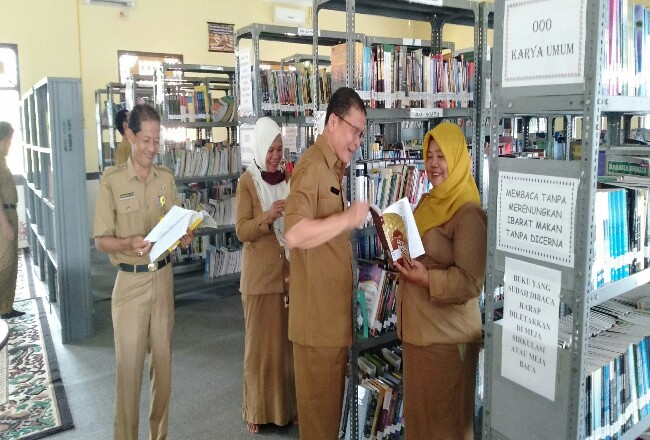 Kadis Perpustakaan dan Arsip H Damri Poti bersama Kepala Perpustakaan Mahidin Said Sumardi juga Kabid Perpustakaan, mengecek buku yang ada di perpustakaan. 