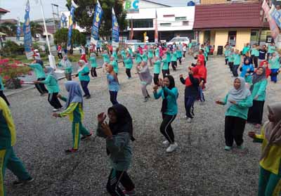 Ratusan pegawai dan rekanan BKKBN Riau menggelar senam Poco-poco di halaman Kantor BKKBN Riau, Jumat (5/10/2018).