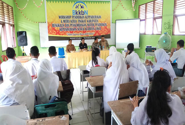  BKKBN Perwakilan Provinsi Riau melakukan sosialisasi Sekolah Siaga Kependudukan dalam Workshop Pendidikan Kependudukan dan Mitra Kerja Tingkat Kabupaten Bengkalis dan Pengembangan Materi Pendidikan Kependudukan Sesuai Kearifan Lokal.