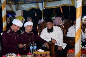 Asisten Bidang Pemerintahan dan Kesejahteraan Rakyat, Andris Wasono bersama ustadz kembar dari Jakarta (foto/int)