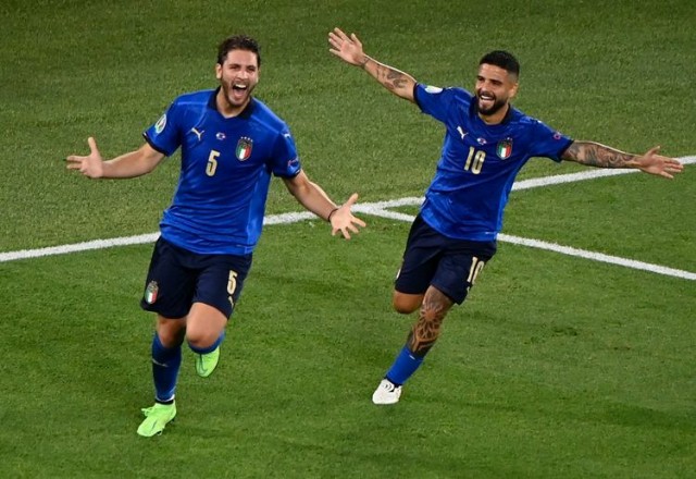 Gelandang Timnas Italia Manuel Locatelli merayakan golnya ke gawang Swiss bersama dengan Lorenzo Insigne pada laga Grup A Euro 2020 di Estadio Olimpico, Roma, pada 16 Juni 2021. Foto: Kompas