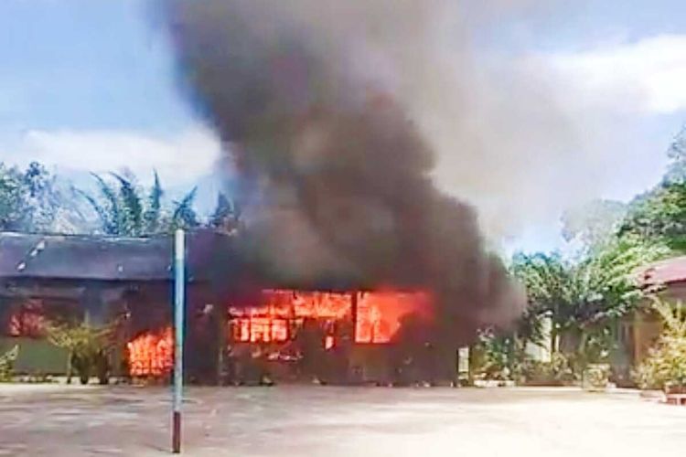 Kebakaran melanda bangunan Sekolah Dasar Negeri 06 di Desa Sialang Jaya, Kecamatan Rambah, Kabupaten Rokan Hulu, Riau.