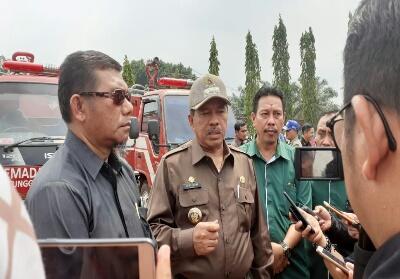 Bupati Siak Alfedri didampingi Sekretaris Eksekutif Gapki Riau Maryanto dan Adminstratur PT KTU Zulkarnaen yang juga sebagai Ketua Panitia.