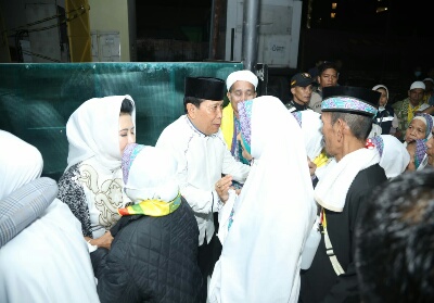 Bupati Sukiman didampingi Hj Peni Herawati, sambut kedatangan para jemaah haji asal Rohul setibanya di embarkasi Antara Pekanbaru. 