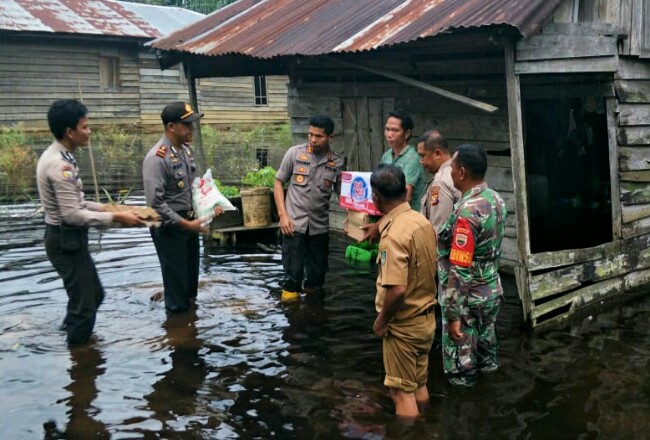 Kapolres Rohul AKBP Dasmin Ginting, Wakapolres dan perwira lainnya, lakukan monitoring dan serahkan bantuan ke korban banjir di sejumlah wilayah di Kecamatan Bonai Darusalam, Senin sore kemarin.