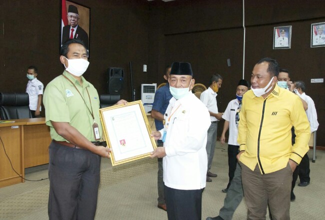 Bupati Pelalawan HM Harris didampingi anggota DPRD Pelalawan Baharudin saat menyerahkan sertifikat pada petani penangkar binaan PT RAPP.
