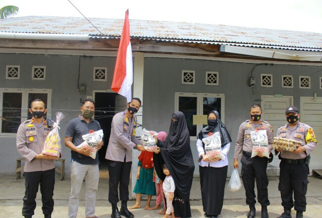 Kapolres Dumai AKBP Andri Ananta Yudhistira menyerahkan bantuan Sembako kepada warga terdampak Covid-19.