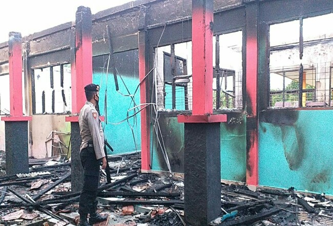 Sebanyak 13 ruangan di SMPN I Rambah, Minggu (18/10/2020) pukul 03.00 dinihari, terbakar,  akibatnya seluruh isi ruangan hangus terbakar.