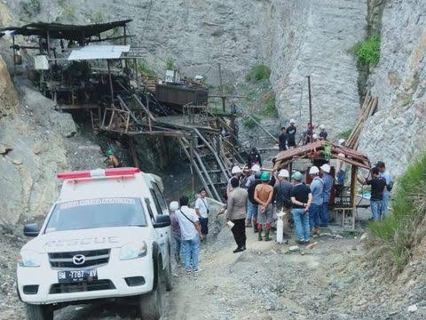 Proses pencarian dan evakuasi korban ledakan di tambang batu bara Sawahlunto.(foto: int)