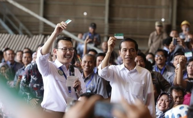 Jokowi bagikan KIS.