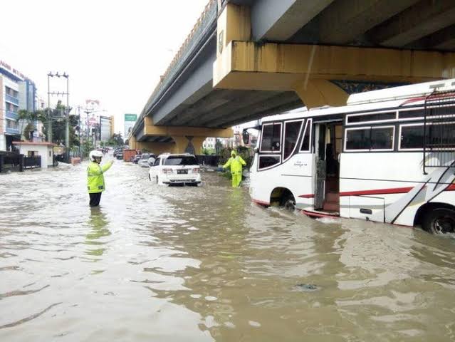 Banjir di Jalan Sudirman Pekanbaru beberapa waktu lalu.