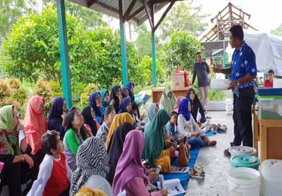  Koordinator Regional CD RAPP, Gading Sahyoga menjelaskan mengenai cara menanam tanaman hidroponik di BPPUT CD RAPP, Town Site 2, Pangkalan Kerinci.