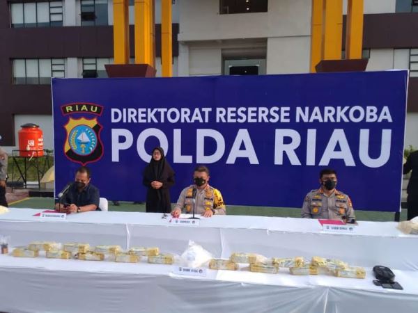 Kapolda Riau Irjen Pol Agung Setya Imam Effendi saat konfrensi pers di Mapolda Riau, Selasa (6/4/2021) petang.
