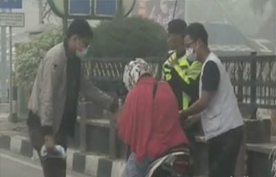 Cuplikan video viral ibu-ibu di Dumai, Riau, nyaris pingsan diduga karena asap.