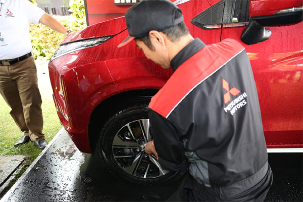 Mekanik Mitsubishi. Mitsubishi ONE merupakan wajah baru dari layanan purnajual Mitsubishi Motors di Indonesia. - MKKSI